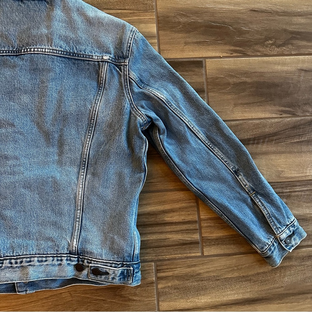 SOLD - LEVI’s Distressed Fleece Truckers Jacket Sz MED - Picture 9 of 10